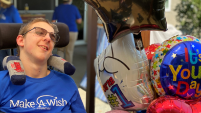 Joey in Swing with balloons